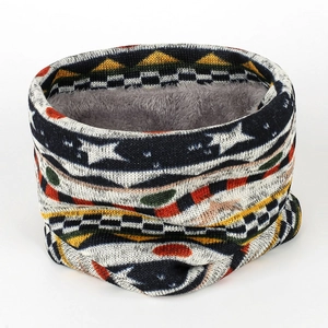 Détail du cache-col en tricot d'hiver avec motifs folk et doublure douce en fausse fourrure