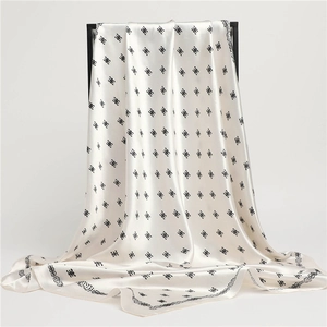 Foulard quadrato in seta avorio satinata con motivo logo geometrico nero in cornice