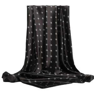 Elegante foulard in raso nero 90cm con motivo monogramma bianco e effetto drappeggiato