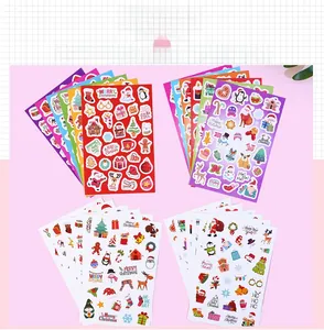 Détail de stickers de Noël colorés avec motifs de Père Noël, sapins et rennes en vue à plat