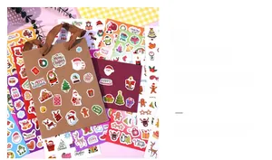 Détail d'autocollants de Noël mignons sur des sacs cadeaux avec motifs Père Noël et renne