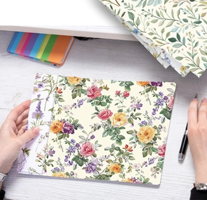 Detailopname van vintage scrapbookingpapier met aquarelrozen op een wit houten bureau