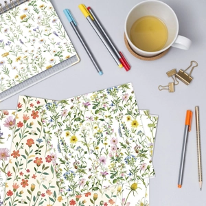 Bloemen aquarel plakboek papier en spiraal notitieblok flatlay voor DIY knutselwerk