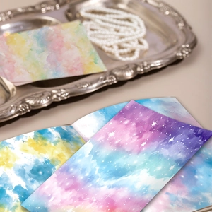 Papel de scrapbooking acuarela cielo estrellado con nebulosa púrpura y purpurina