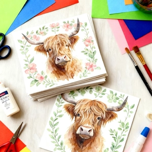 Flat-Lay von Aquarell-Hochlandrind-Scrapbook-Papier mit Blumenkranz und Bastelwerkzeug