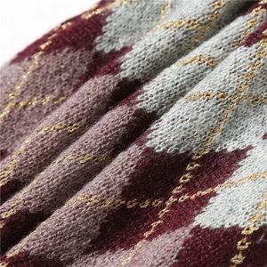 Gros plan sur le motif à losanges tricoté avec fil doré et texture douce peluche