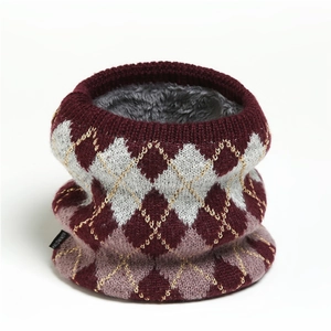 Détail du cache-col en tricot argyle avec fil doré et doublure pelucheuse grise