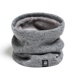 Detailaufnahme von Strick-Loop-Schal mit grauem Fleece-Futter und Marken-Webetikett