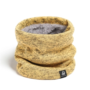 Detail eines Winter-Halswärmers mit Stricktextur und dickem grauem Fleecefutter innen