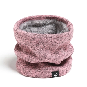 Details des rosa Strick-Halswärmers mit weichem grauem Fleecefutter und aufgenähtem Logo