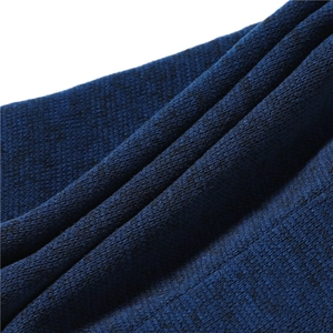 Detaillierte Nahaufnahme der blauen Strickstruktur und des Thermogarnmusters des Schals