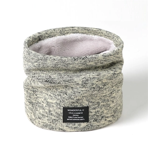 Detail von Winter-Strick-Halswärmer mit dickem Fleece-Futter und schwarzem Etikett