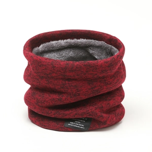 Details des rot-schwarzen Strick-Halswärmers mit dickem grauem Fleece-Futter