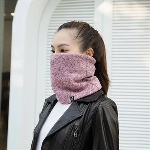 Nahaufnahme von pinkfarbenem Strick-Halswärmer mit Fleece-Futter für den Winter