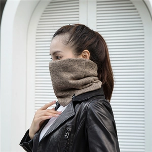 Nahaufnahme des melierten braunen Strickschals, getragen als Kälteschutzmaske für den Winter