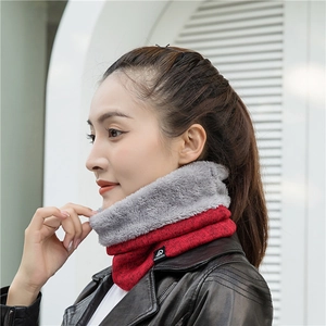 Detail eines roten Strickschals mit grauem Fleecefutter, präsentiert an einem Model