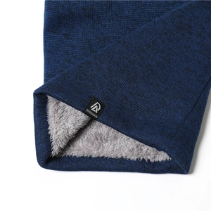 Winter-Strickschal mit dunkelblauem Garn und dickem grauem Fleecefutter im Detail