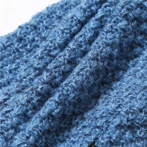 Macro dettaglio del tessuto a maglia azzurro che mostra trame di filato di lana