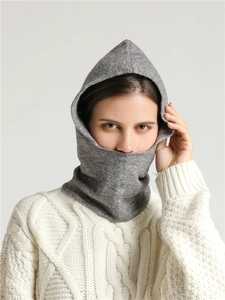 Détail de la cagoule tricotée grise montrant la texture douce et le mélange de laine