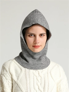 Gros plan sur la cagoule grise en tricot révélant la texture douce de la laine