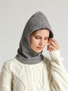 Détail de la cagoule en tricot gris montrant la texture douce et épaisse et le tour de cou