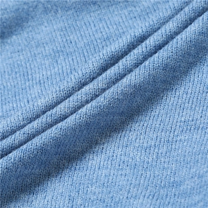 Vue macro de la texture en tricot bleu montrant le fil de laine doux et les mailles