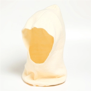 Vue détaillée de la cagoule en tricot crème montrant la texture douce et le cache-col