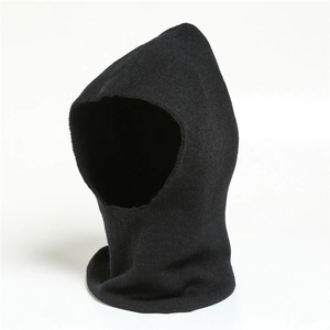 Gros plan d'une cagoule noire en maille montrant la texture fine et le tour de cou