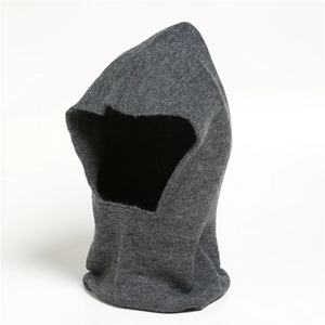 Détail de la cagoule tricotée gris foncé montrant les coutures et la texture