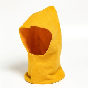 Détail de la cagoule en tricot jaune gingembre avec texture fine et protège-cou