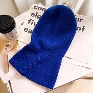 Dettaglio del passamontagna in maglia a coste blu reale con texture spessa ed elastica