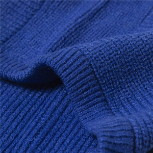 Dettaglio macro della texture in maglia a coste blu scuro di un passamontagna invernale