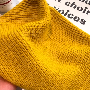 Macro della maglia spessa di un passamontagna giallo zenzero con trama a coste