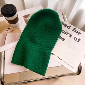 Dettaglio della maglia spessa sul passamontagna verde in maglia per l'inverno