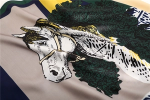 Detailopname van een zijden vierkante sjaal met realistisch paardenhoofd en bloemenprint
