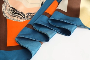 Detailweergave van machinaal gerolde zoom en geometrisch kunstpatroon op zijden sjaal