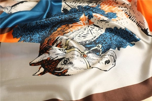 Detail van een satijnen zijden sjaal met paardenillustratie en bloemmotieven met glanzende textuur