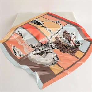 Detail van een zijden vierkante sjaal met artistieke paardenprint in oranje en roze tinten