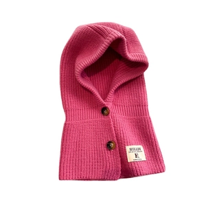 Passamontagna in maglia rosa scuro invernale con due bottoni e trama a costine