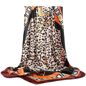 Luxurious 90cm silk-like scarf with leopard print, gold chains and geometric borders