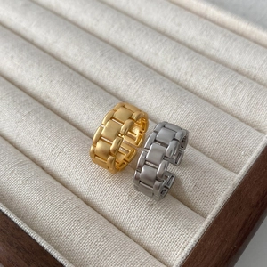Adjustable wide chain link rings in matte gold and silver finish with industrial design