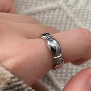 Minimalist silver open ring with three oval mirrors and metallic twisted rope details