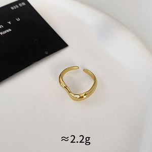 Detailed view of an 18K gold plated S925 silver wavy ring showing a unique organic shape