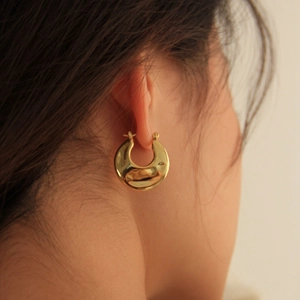 Polished gold-plated chunky C-hoop earrings featuring a textured round vintage finish