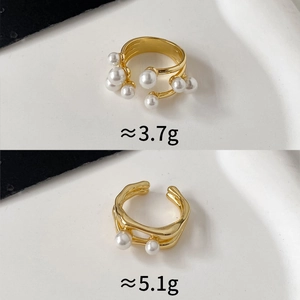 Dettaglio di due anelli dorati regolabili con perle, peso di circa 3,7g e 5,1g ciascuno