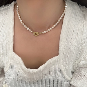 Dettaglio della collana di perle naturali d'acqua dolce con chiusura a fiore dorata