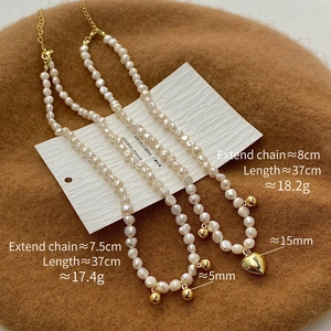 Détail du collier de perles baroques avec pendentif cœur doré et fermoir mousqueton