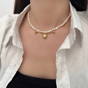 Élégant collier en perles d'eau douce avec pendentif cœur doré et billes en métal