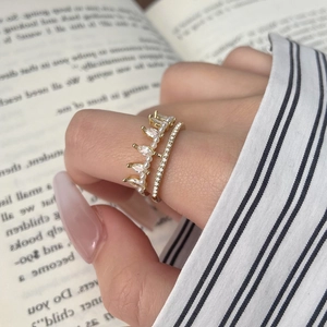 Elegant gold plated crown ring set with marquise zircons and white pearls in a layered style