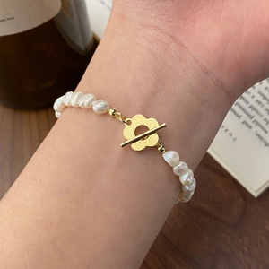 Bracelet fait main en perles d'eau douce avec élégant fermoir à bascule fleur dorée